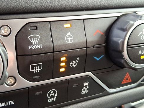 Used 2024 Jeep Gladiator Rubicon w/ Technology Group image 25