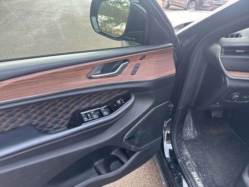 Used 2021 Jeep Grand Cherokee L Summit w/ Luxury Tech Group V image 17