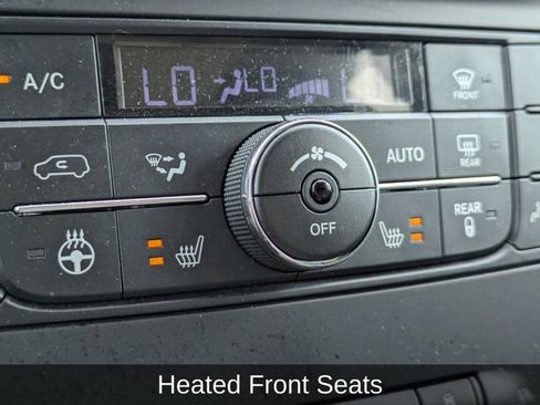 Used 2016 Chrysler Town & Country Touring-L FWD image 28