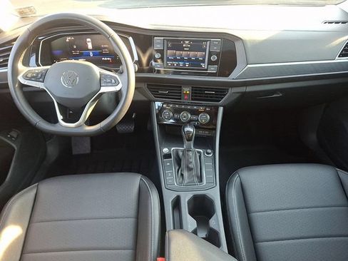 Certified 2023 Volkswagen Jetta SE w/ Panoramic Sunroof Package FWD image 15