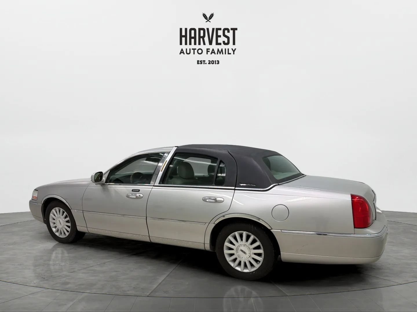 Used 2004 Lincoln Town Car Ultimate RWD image 3