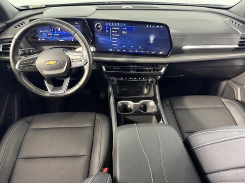 Used 2025 Chevrolet Traverse LT FWD image 13