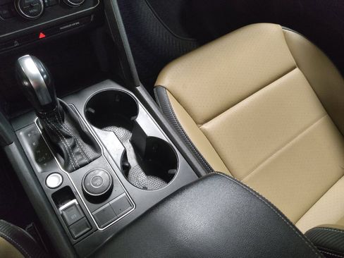 Used 2021 Volkswagen Atlas Cross Sport SE image 26