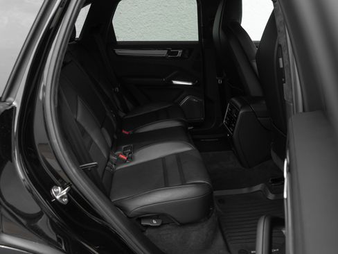 Used 2023 Porsche Cayenne Turbo AWD/4WD image 32