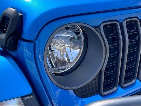 Used 2025 Jeep Gladiator Sport AWD/4WD image 34