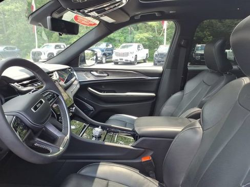 Used 2023 Jeep Grand Cherokee L Overland w/ Luxury Tech Group IV AWD/4WD image 5