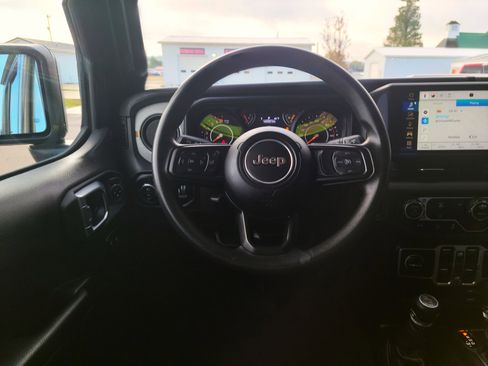 Used 2025 Jeep Gladiator Sport image 10