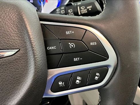 Used 2023 Chrysler Pacifica Limited FWD image 19