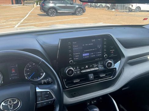 Used 2021 Toyota Highlander LE FWD image 14