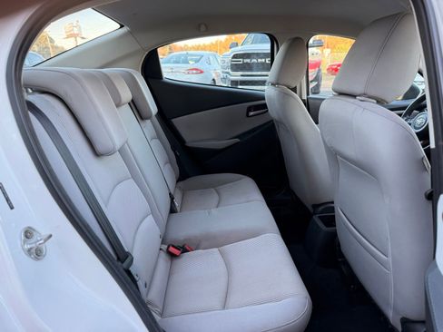 Used 2020 Toyota Yaris LE image 13