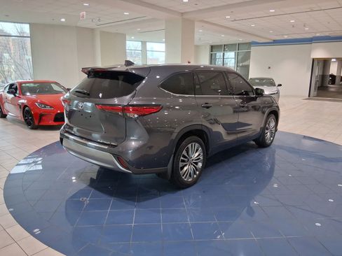 Used 2022 Toyota Highlander Platinum image 5