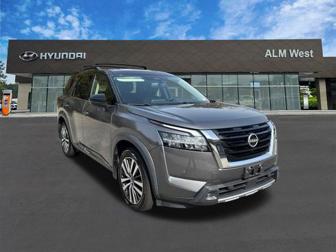 Used 2022 Nissan Pathfinder Platinum w/ Cargo Package image 3