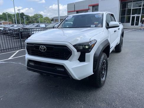 Used 2025 Toyota Tacoma TRD Off-Road AWD/4WD image 4