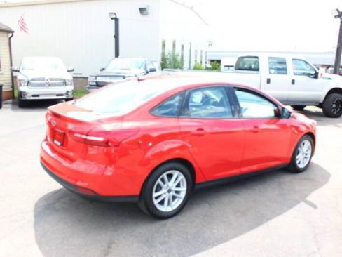 Used 2017 Ford Focus SE w/ Cold Weather Package FWD image 11