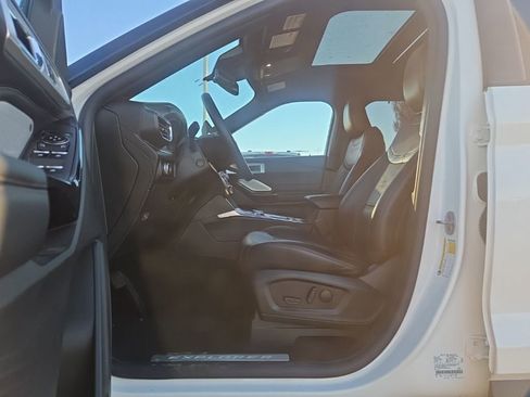 Used 2023 Ford Explorer Platinum w/ Technology Package image 2
