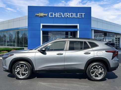 Certified 2024 Chevrolet Trax LT FWD image 2
