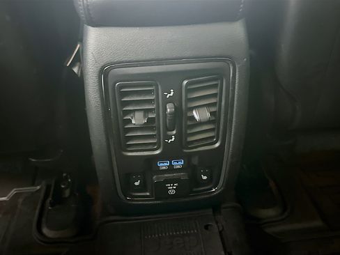 Used 2018 Jeep Grand Cherokee Overland RWD image 29