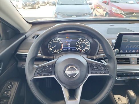 Used 2025 Nissan Altima 2.5 SV FWD image 17