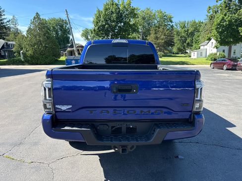 Used 2022 Toyota Tacoma TRD Off-Road w/ Technology Package AWD/4WD image 4