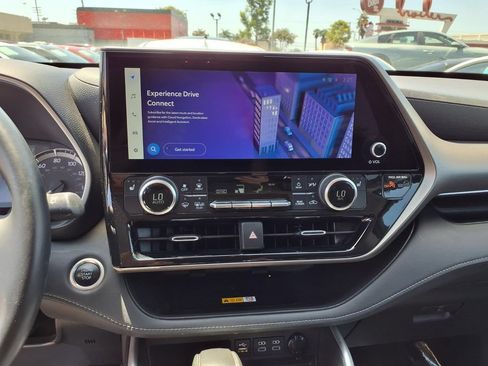 Used 2024 Toyota Highlander XLE FWD image 21
