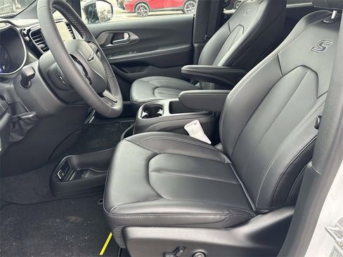 New 2026 Chrysler Pacifica Select image 13
