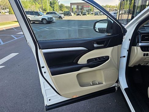Used 2016 Toyota Highlander XLE image 10