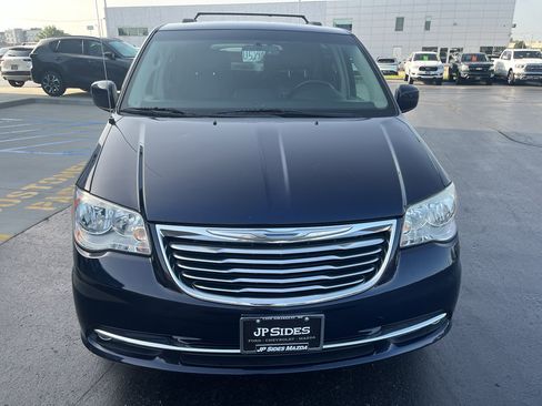 Used 2016 Chrysler Town & Country Touring FWD image 4