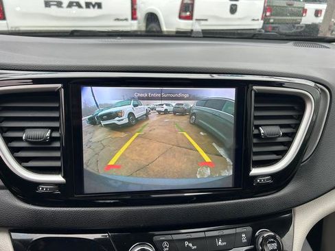 Certified 2022 Chrysler Pacifica Touring-L image 13