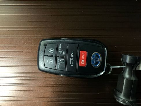 Used 2022 Toyota Sienna XLE image 14