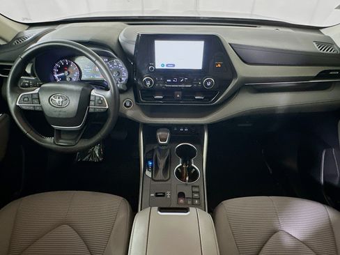 Used 2024 Toyota Highlander LE FWD image 27