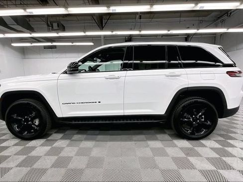 Used 2024 Jeep Grand Cherokee Limited w/ Luxury Tech Group II AWD/4WD image 14