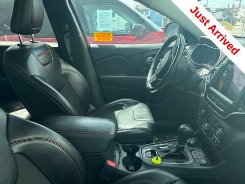 Used 2020 Jeep Cherokee Trailhawk w/ Cold Weather Group AWD/4WD image 11