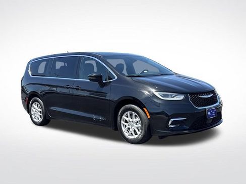 Used 2025 Chrysler Pacifica Select FWD image 9