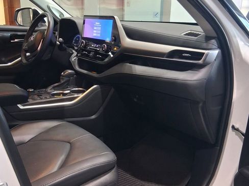 Used 2025 Toyota Highlander Limited image 4