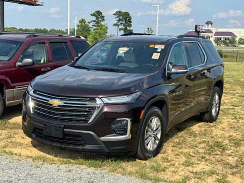 Used 2022 Chevrolet Traverse LT FWD image 3