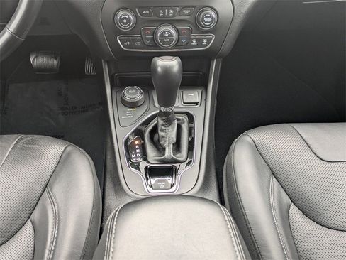 Used 2019 Jeep Cherokee Limited image 18