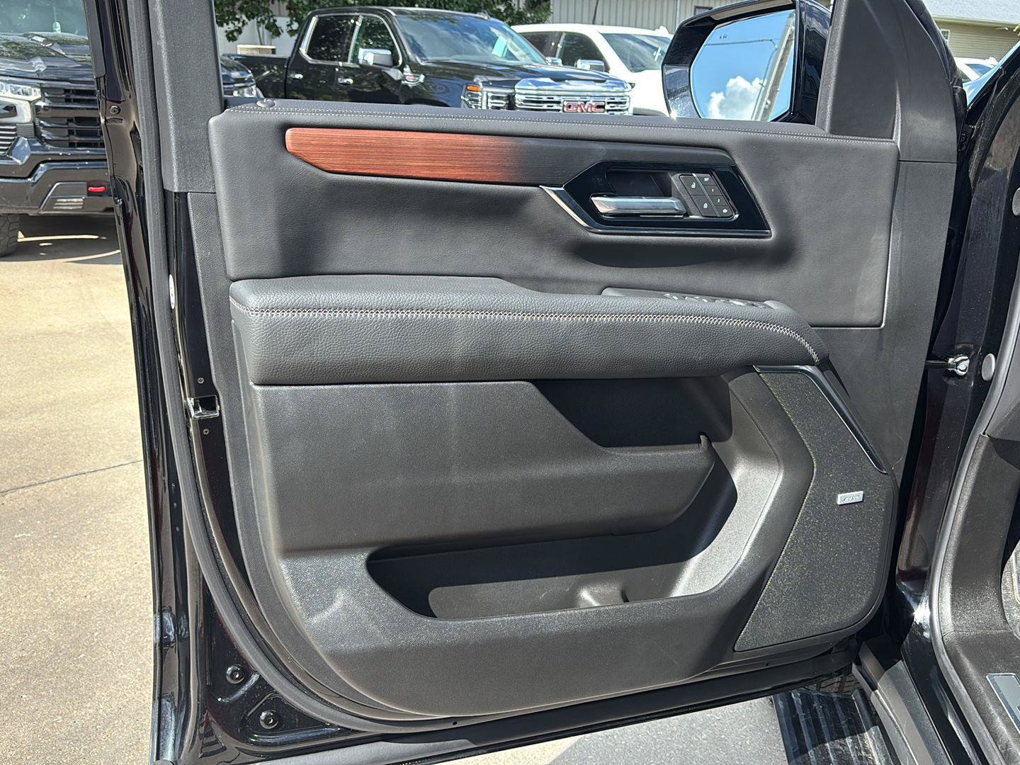Used 2026 GMC Yukon Denali w/ Sun & Power Step Package AWD/4WD image 14