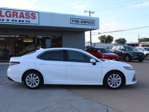 Used 2024 Toyota Camry LE image 3