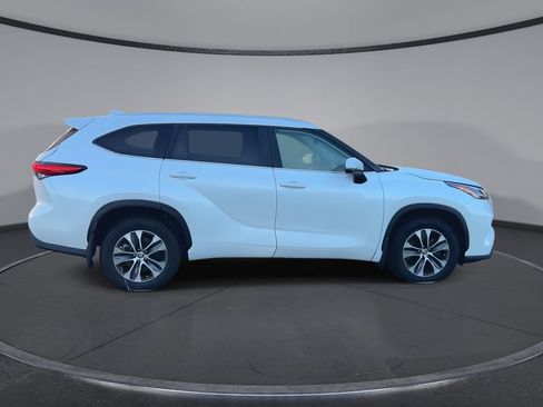Used 2023 Toyota Highlander XLE AWD/4WD image 9