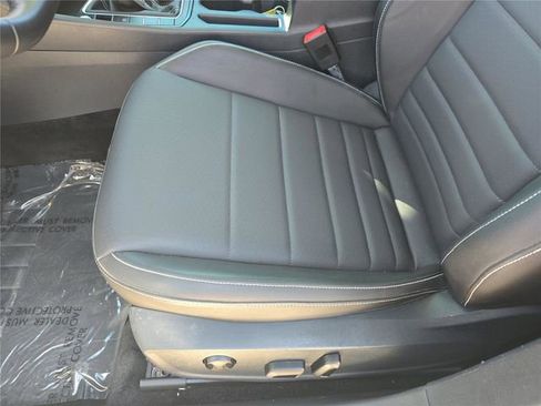 Used 2023 Volkswagen Jetta SE w/ Panoramic Sunroof Package image 16