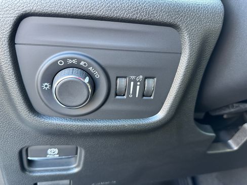 New 2025 Jeep Grand Cherokee Altitude image 15