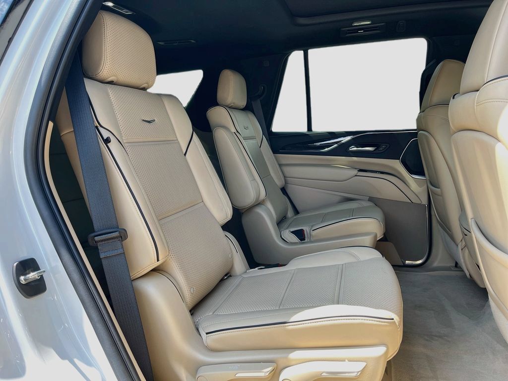 Certified 2022 Cadillac Escalade Premium Luxury w/ Performance Package AWD/4WD image 35