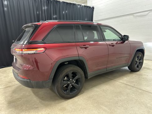 Used 2025 Jeep Grand Cherokee Altitude AWD/4WD image 13