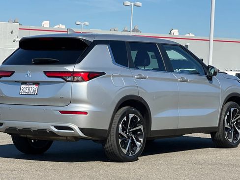 Used 2023 Mitsubishi Outlander SE image 2