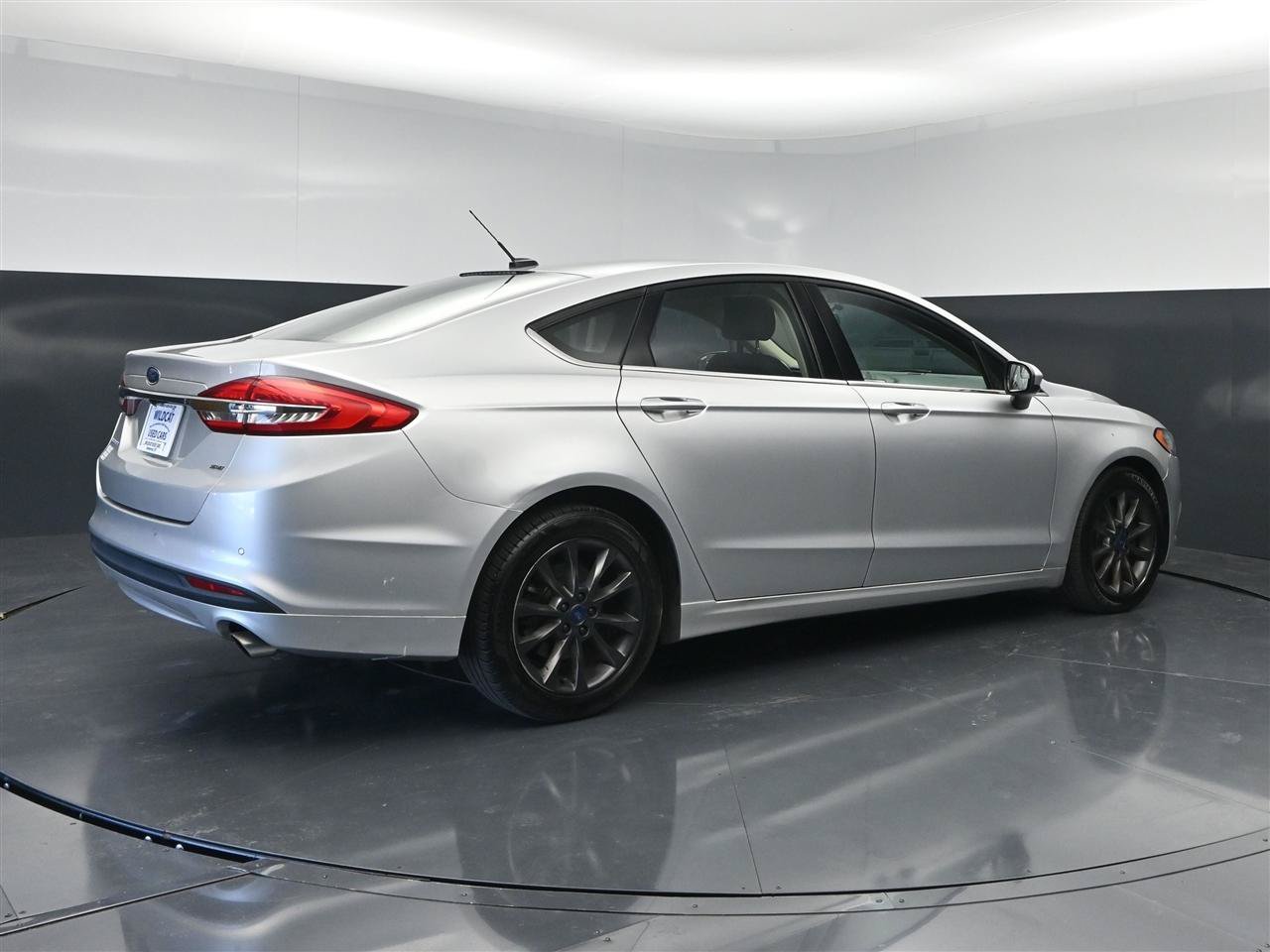 Used 2017 Ford Fusion SE w/ Fusion SE Technology Package FWD image 5
