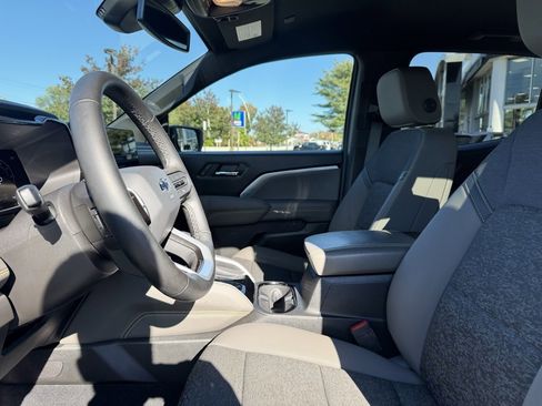 Used 2024 Chevrolet Colorado ZR2 w/ Technology Package image 15