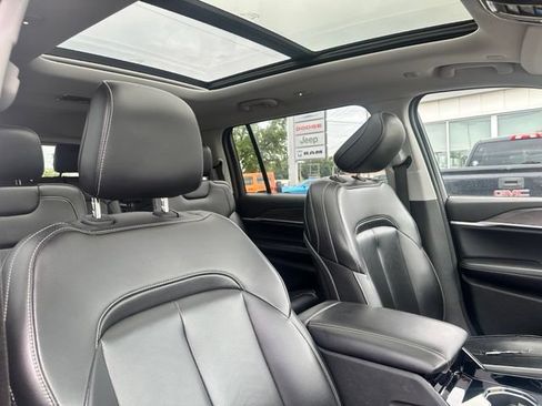 Used 2023 Jeep Grand Cherokee L Limited AWD/4WD image 4