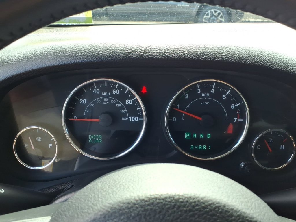 Used 2014 Jeep Wrangler Unlimited Sahara w/ Dual Top Group AWD/4WD image 6