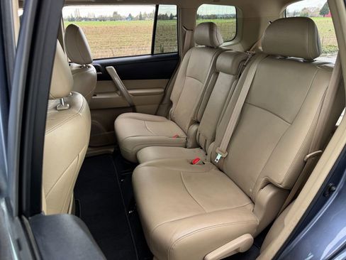 Used 2012 Toyota Highlander SE w/ Tow Pkg image 25