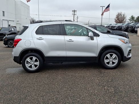 Used 2020 Chevrolet Trax LT w/ LT Convenience Package image 11
